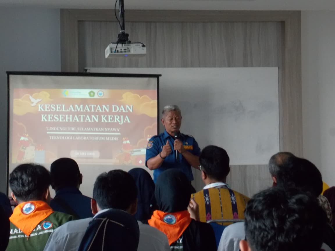 PELATIHAN PENANGANAN KEBAKARAN DAN RED CODE, KOLABORASI ANTARA CIVITAS JURUSAN TEKNOLOGI LABORATORIUM MEDIS, HIMA DAN UKM HIMALAYA